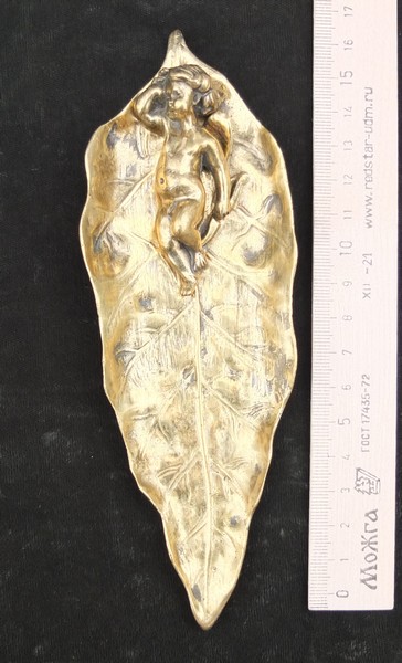 бронзовая визитница с купидоном в форме листа, 19 век