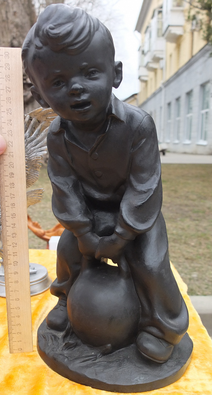 чугунная статуэтка Мальчик с гирей, Касли, 1961 год  фото 2