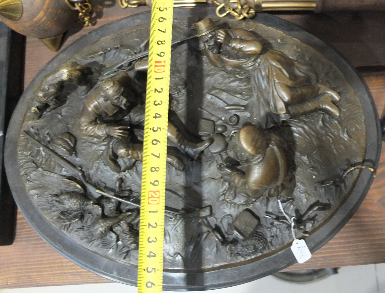 бронзовая скульптура Охотники на привале, современная бронза фото 3