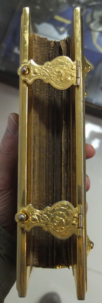 церковная книга Святое Евангелие, латунный оклад ,золочение и крест мощевик, латунь золоче фото 4