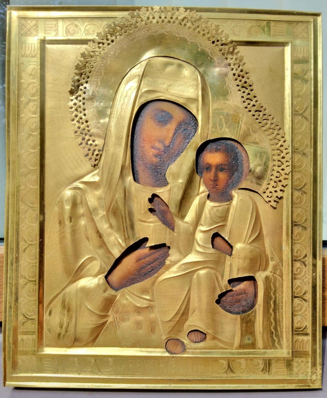 икона Тихвинская,латунный оклад, клеймо Санкт-Петербург, 19 в