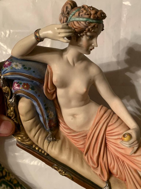 фарфоровая статуэтка Дама на кушетке,старинная, Европа