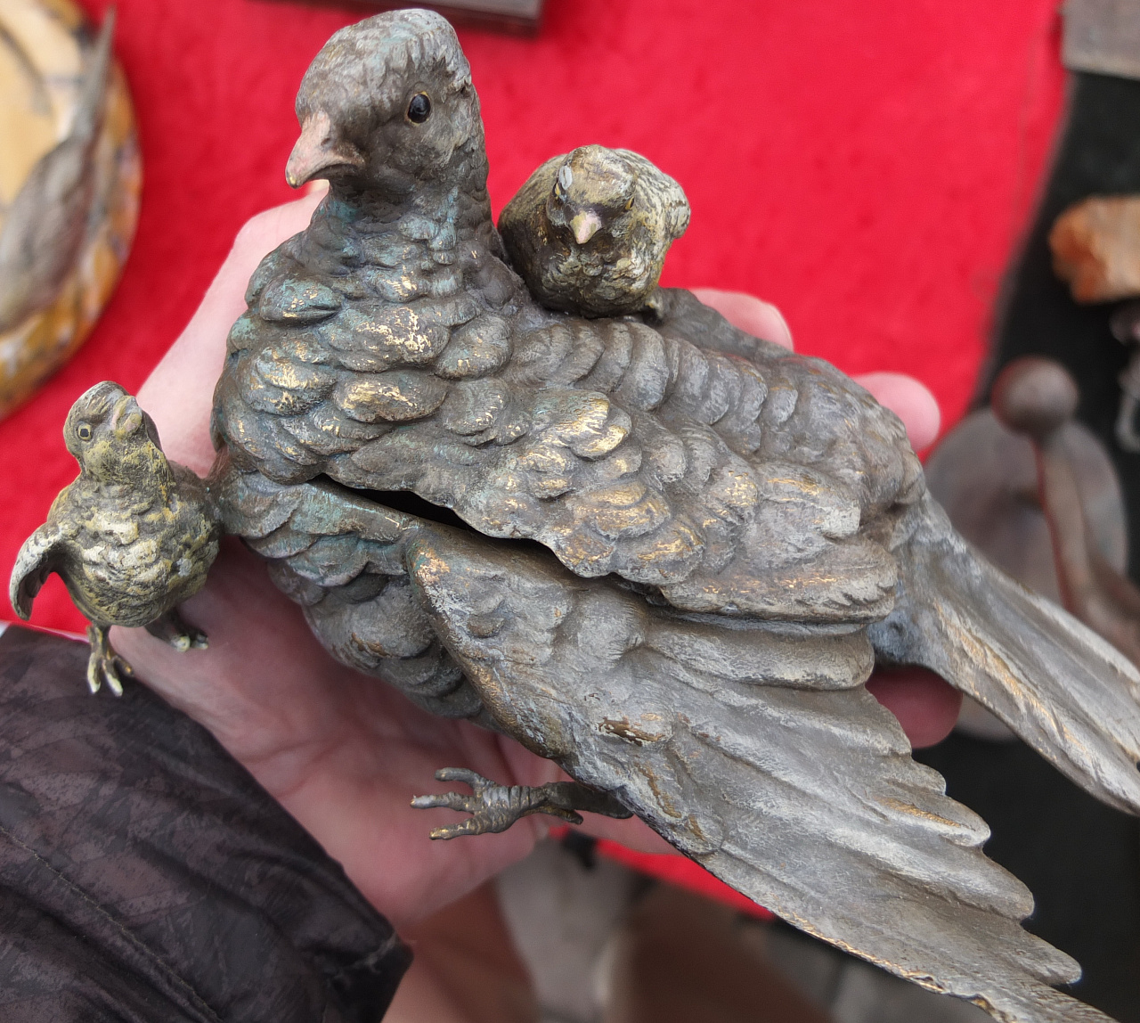 бронзовая статуэтка Голубь с птенцами, старинная фото 7