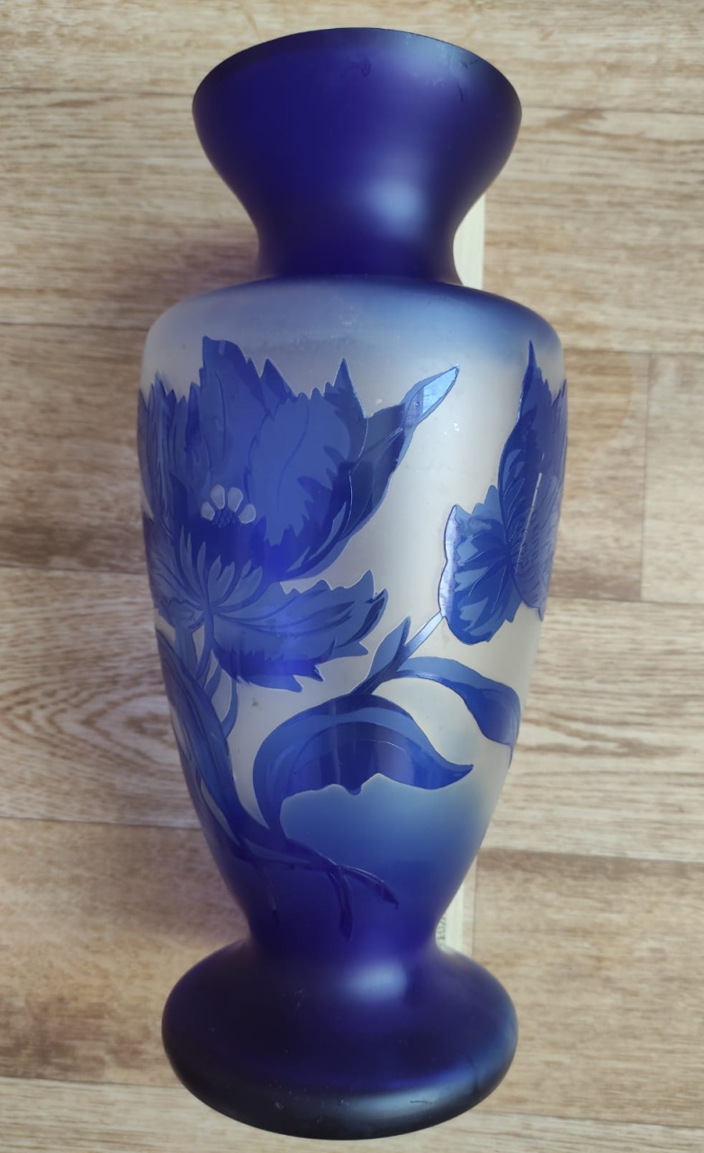 ваза синее стекло Цветы, СССР, старая, высота 30 см
