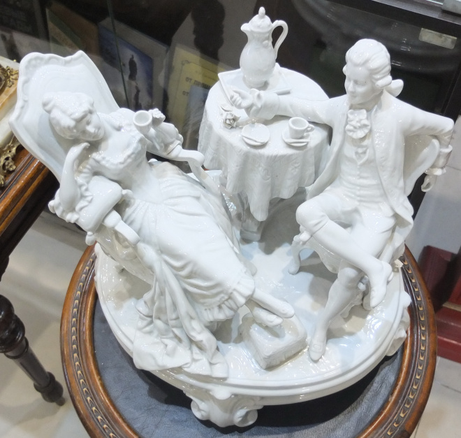 фарфоровая скульптурная композиция Беседа за чашечкой чая, старинная, Европа