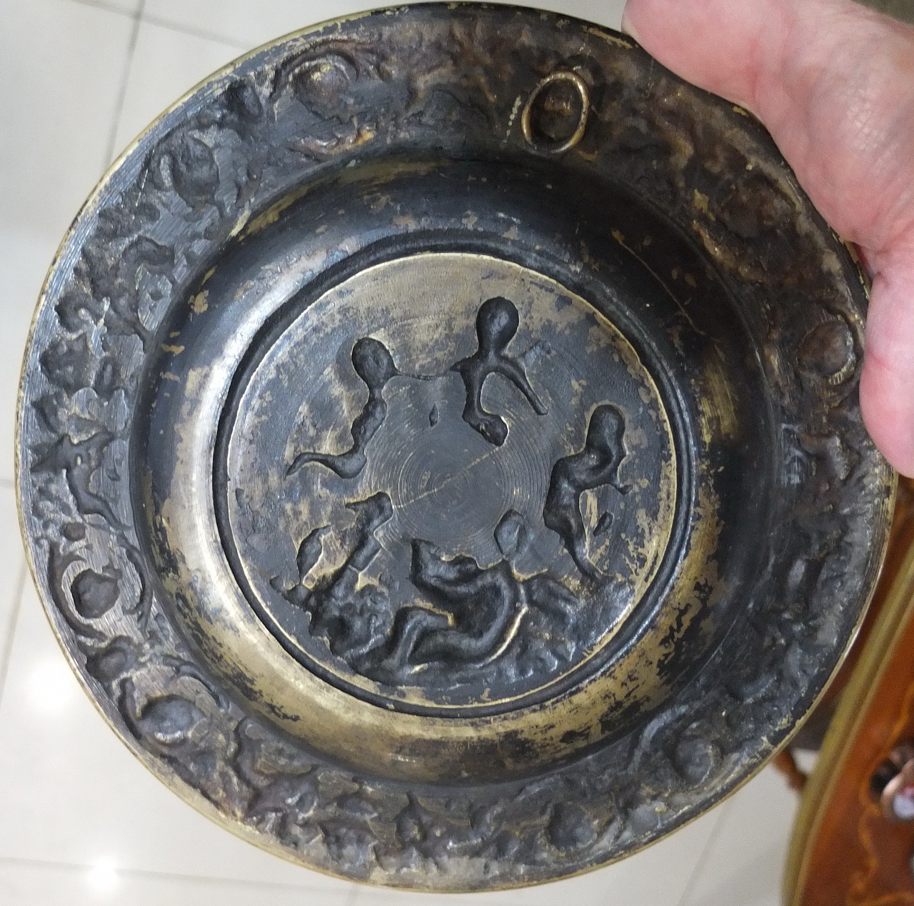 бронзовая настенная тарелка с ангелочками, тяжёлая,старая фото 4