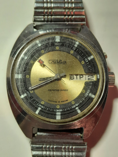 Часы наручные механические с браслетом " СЛАВА " , В рабочем состоянии.