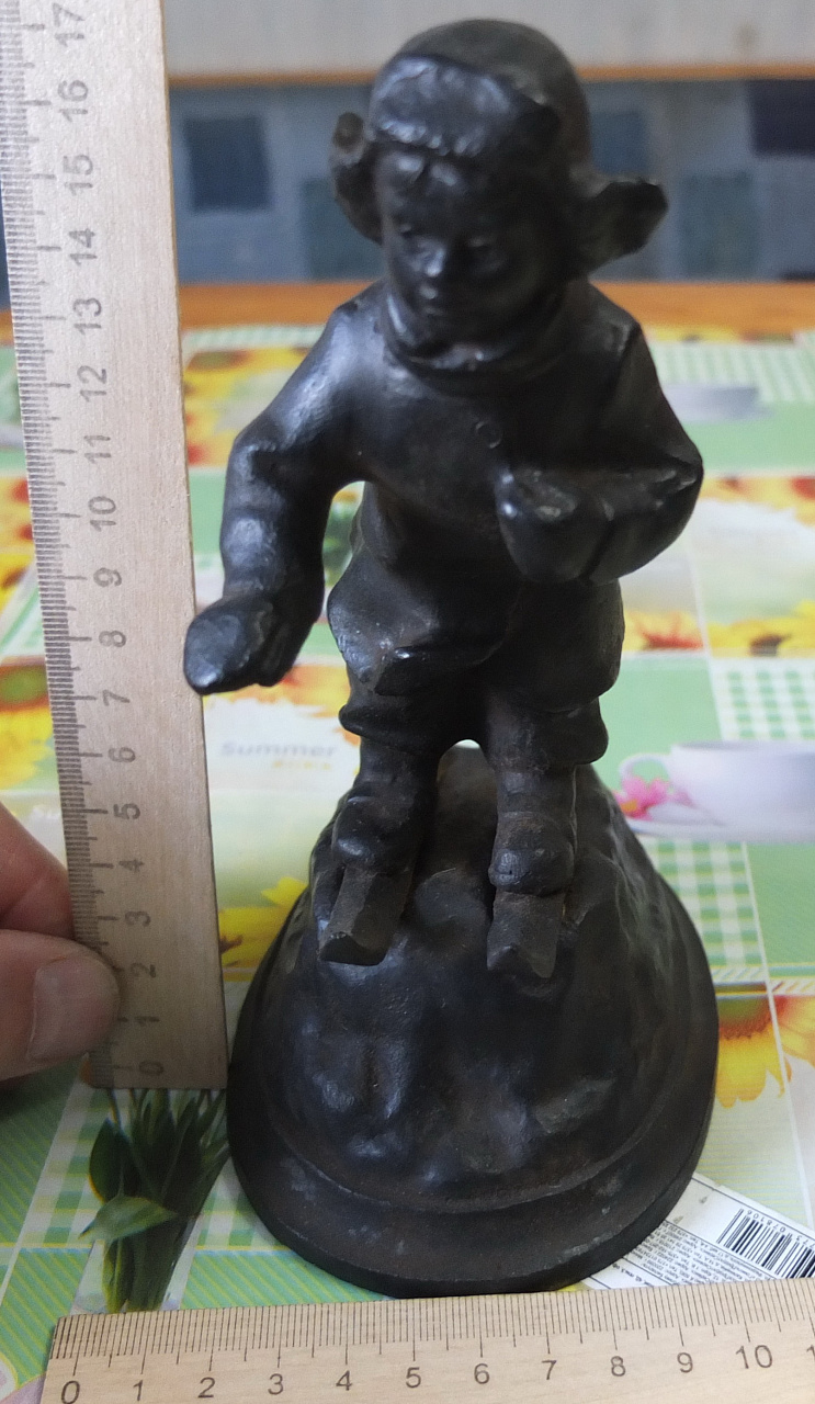 чугунная статуэтка Мальчик на лыжах, Касли Урал, старая фото 4