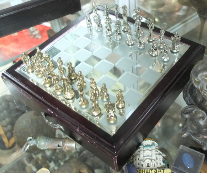 шахматы оловянные, серебряного и золотого цвета, с доской