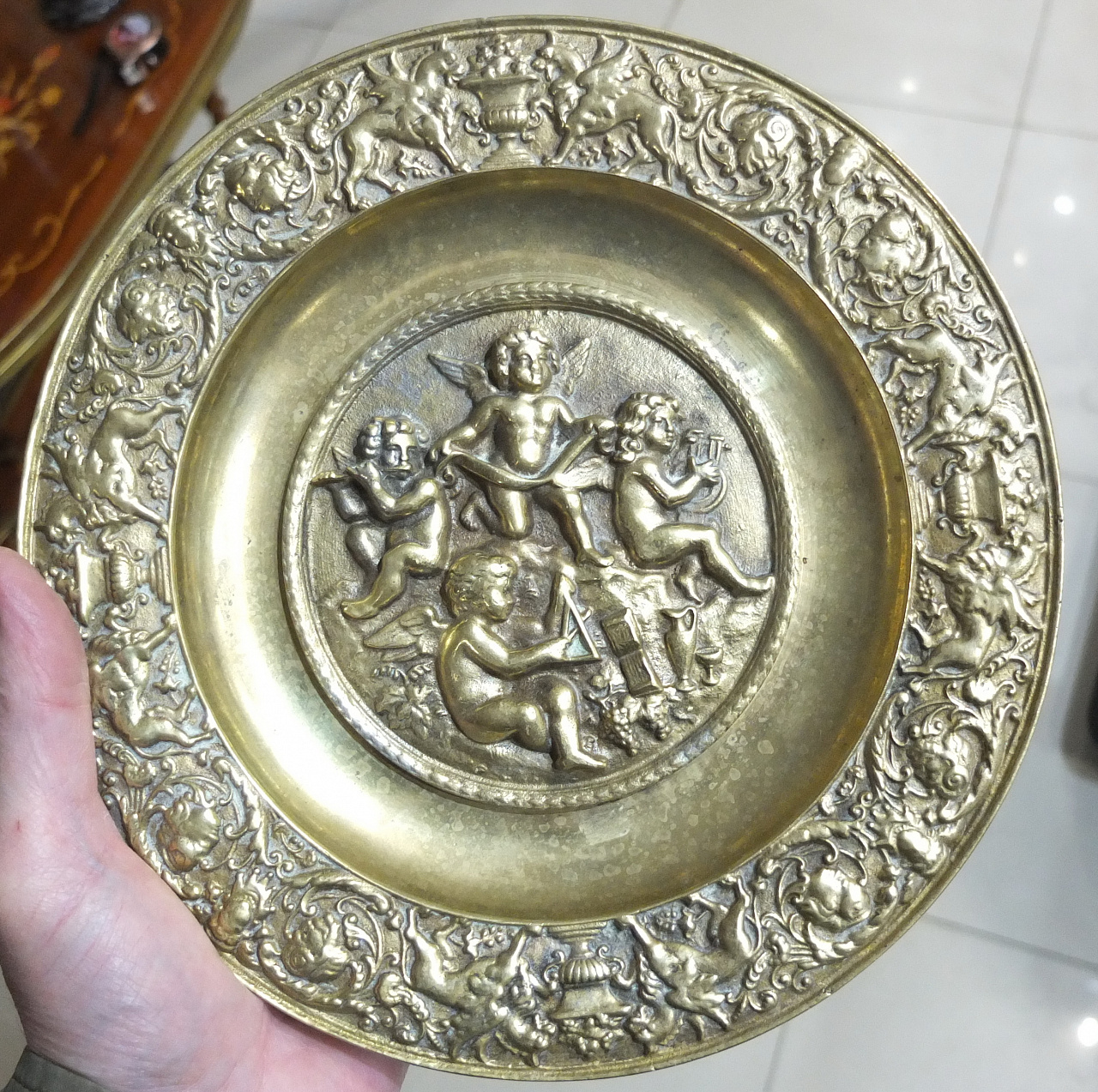бронзовая настенная тарелка с ангелочками, тяжёлая,старая фото 6