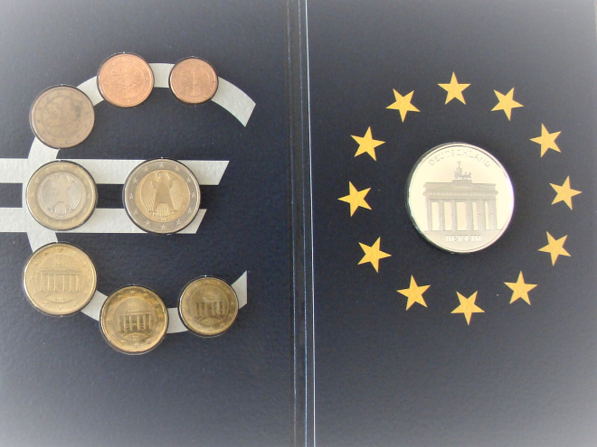 Первый евро-блистер MDM 2002г. Германия от 1 цента до 2 евро, серебряная медаль "Вступлени