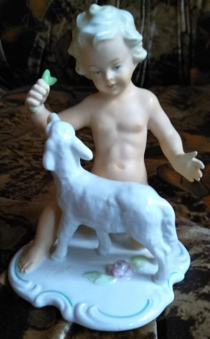 фарфоровая статуэтка Мальчик с ягнёнком, немецкий фарфор Шаубах