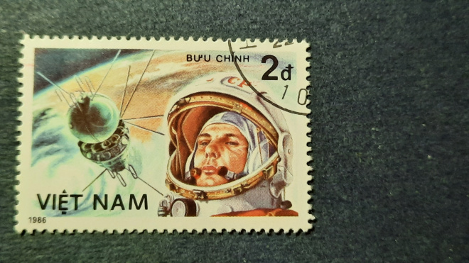 Марка 2 d 1986 г. почты Вьетнама " Космонавтика".