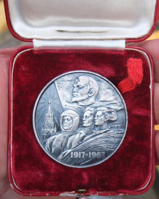 серебряная настольная  медаль 50 лет советской власти