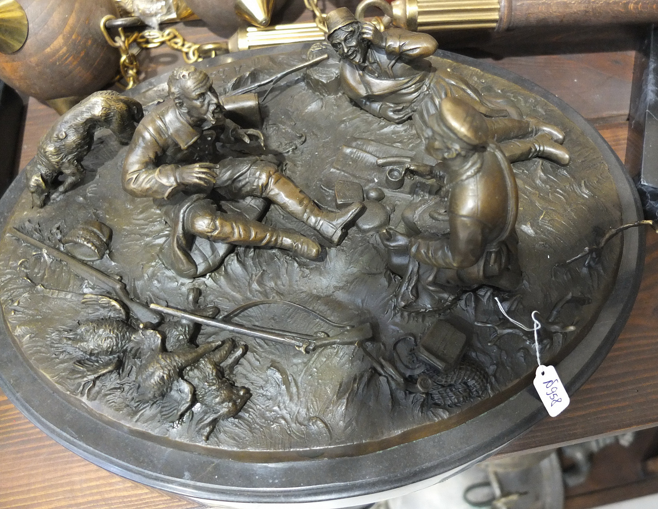 бронзовая скульптура Охотники на привале, современная бронза фото 5