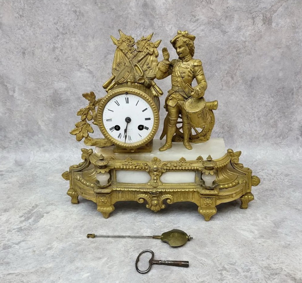 часы бронзовые настольные Барабанщик, рабочие, с боем, Европа, 19 век фото 2