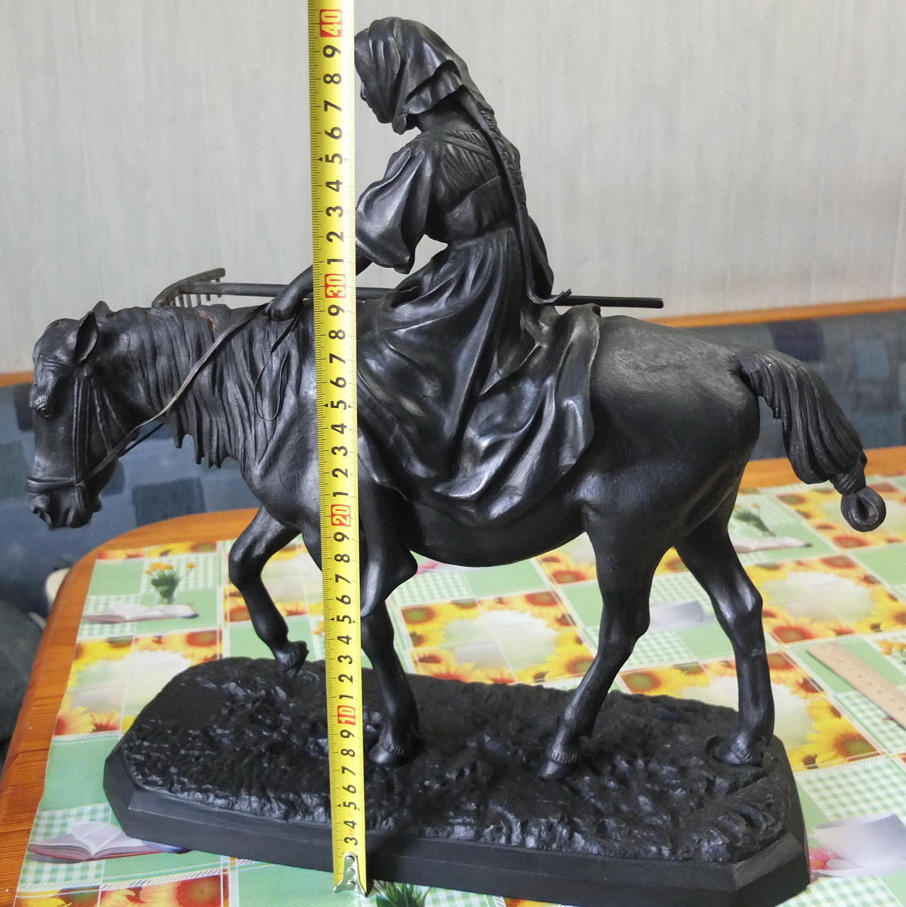 чугунная скульптура Крестьянка с граблями на лошади, Касли Урал фото 2