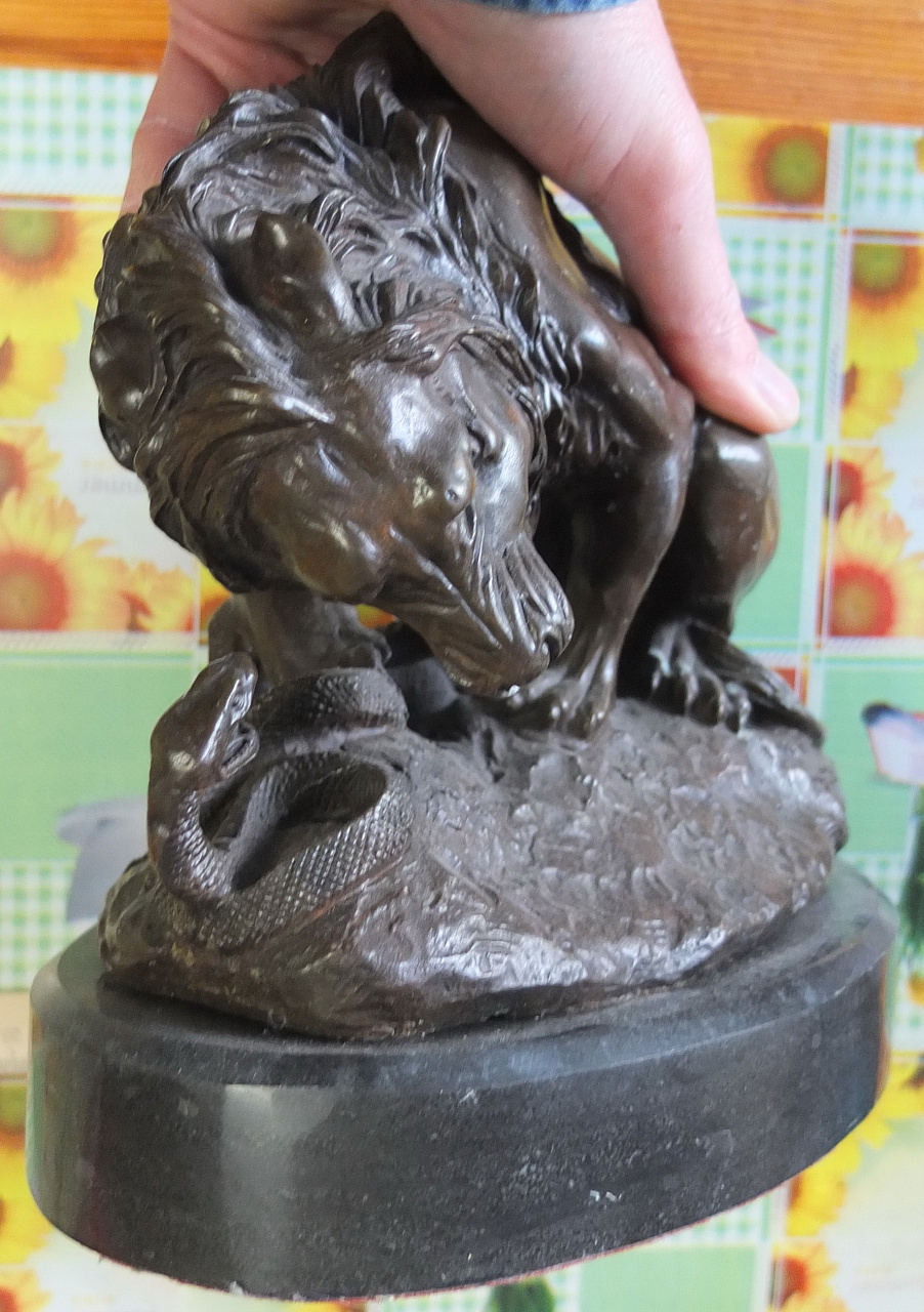 бронзовая статуэтка Лев со змеёй фото 2