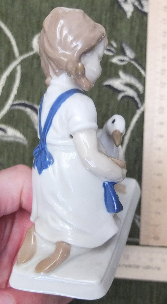 фарфоровая статуэтка Девочка с гусиком, фарфор ГДР фото 4