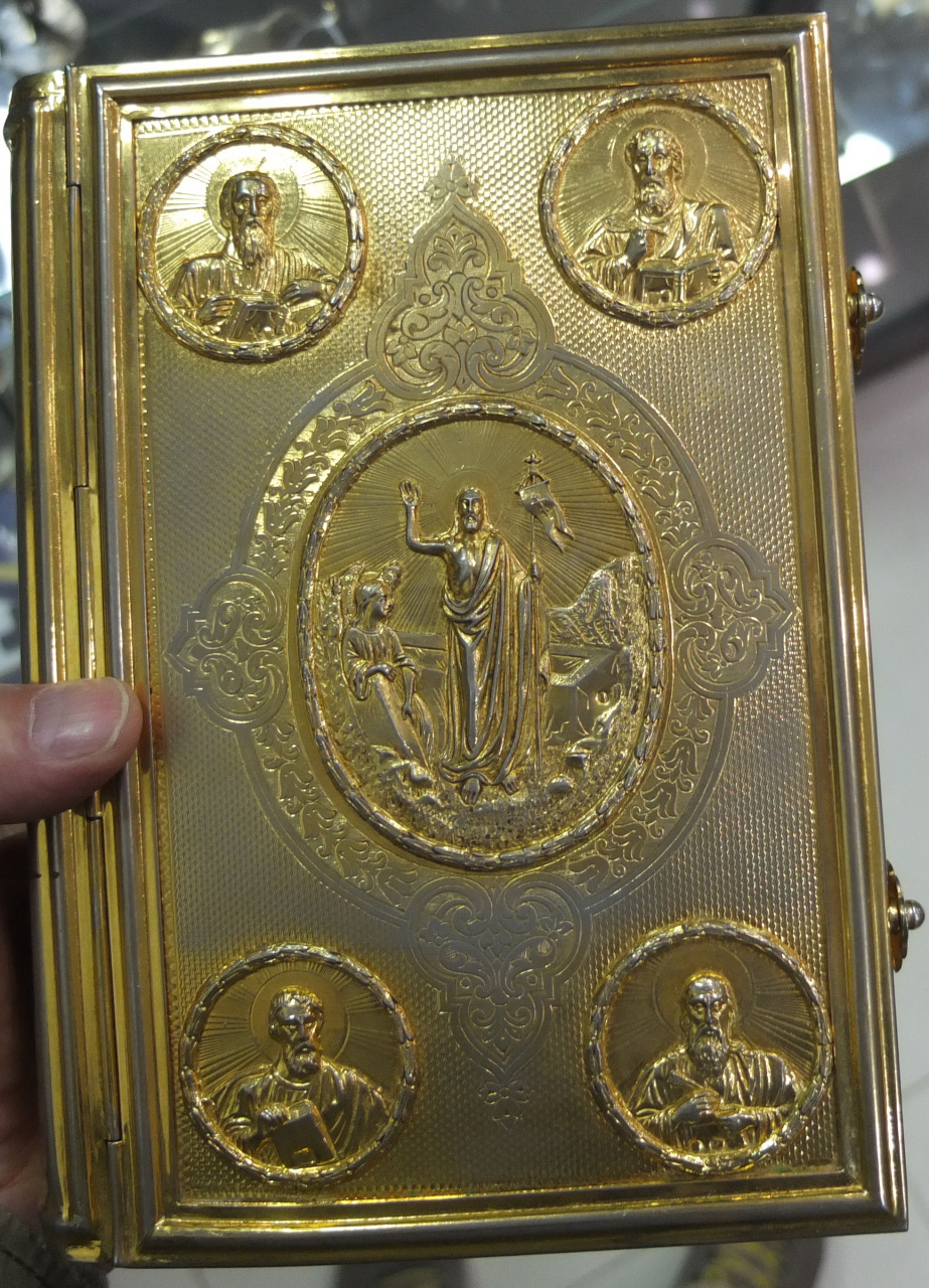 церковная книга Святое Евангелие, латунный оклад ,золочение и крест мощевик, латунь золоче