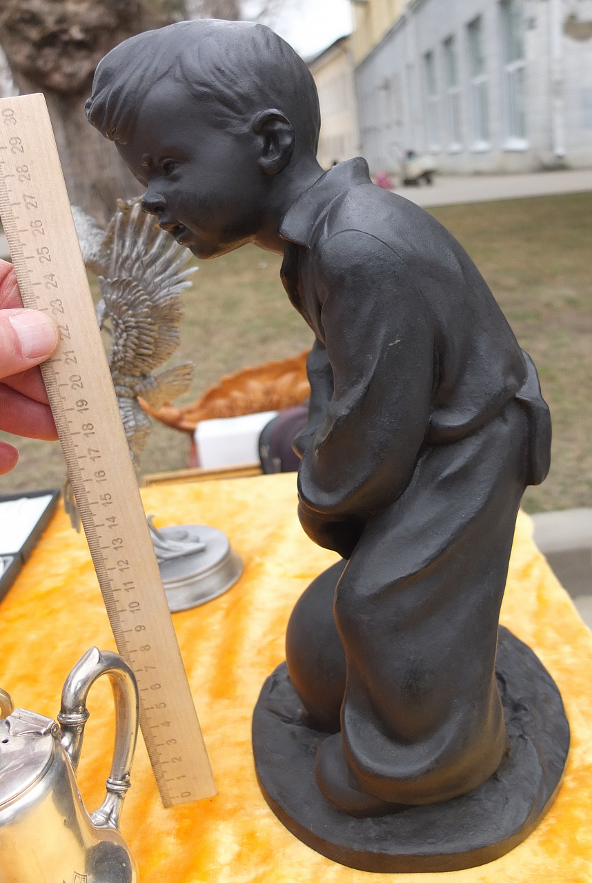 чугунная статуэтка Мальчик с гирей, Касли, 1961 год  фото 3