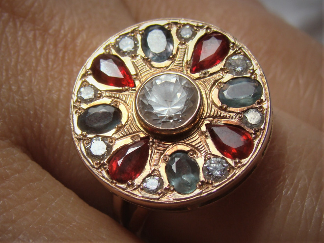Золотой женский перстень с бриллиантами, александритами, рубинами и сапф - символ вечности