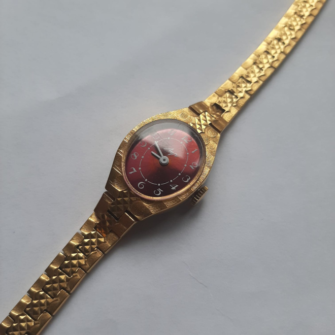 Женские наручные часы Луч в золоченом корпусе и с золоченым иемешком 