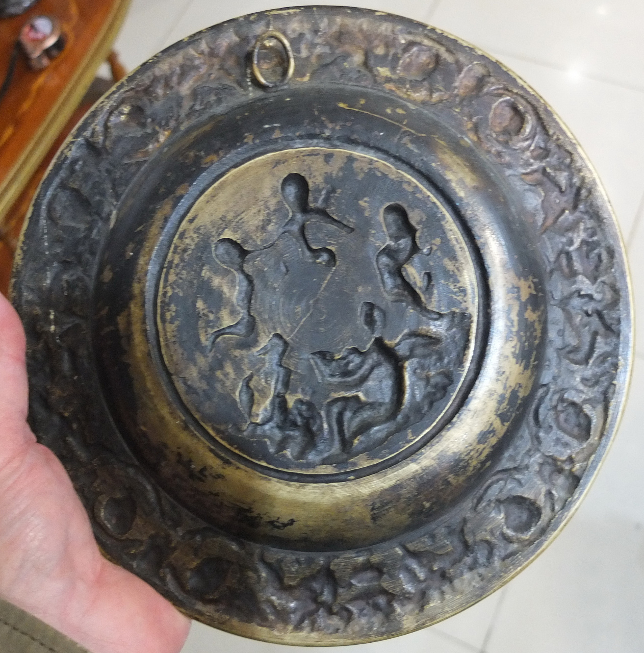 бронзовая настенная тарелка с ангелочками, тяжёлая,старая фото 5