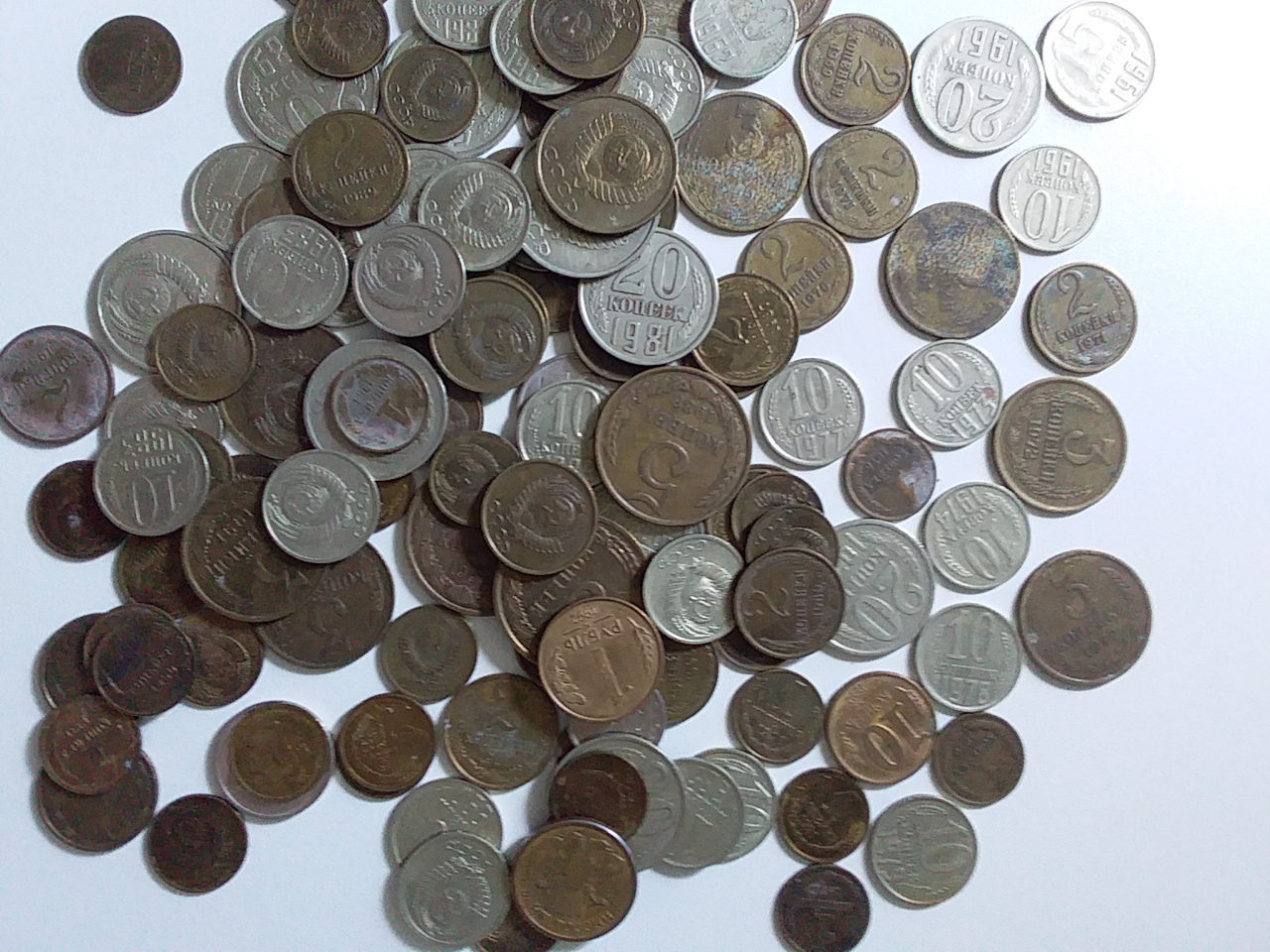 На столе решками вверх лежат 4 неразличимых по виду рублевых монеты