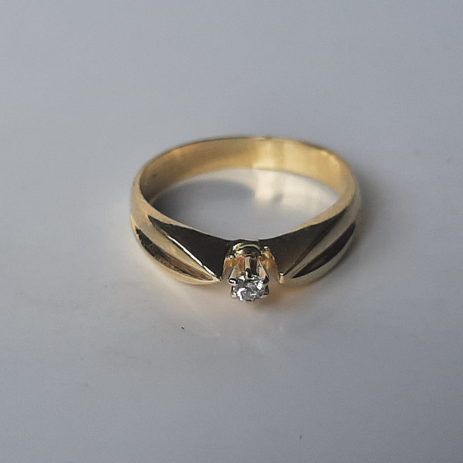 Золотое кольцо 583 пробы с бриллиантом