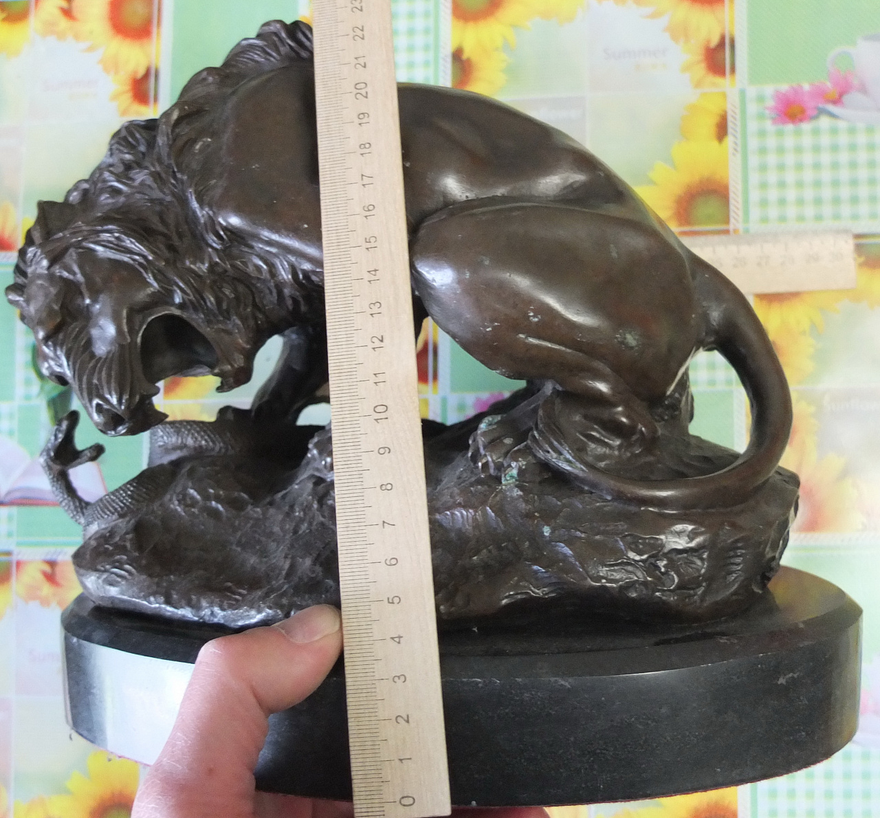 бронзовая статуэтка Лев со змеёй фото 6