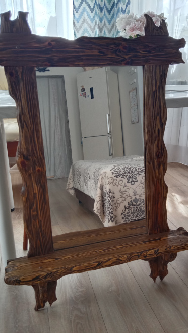 Зеркало в деревянной раме под старину ручной работы