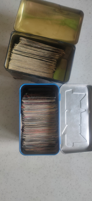 Коллекционное собрание игровых карточек с уникальной карточкой 