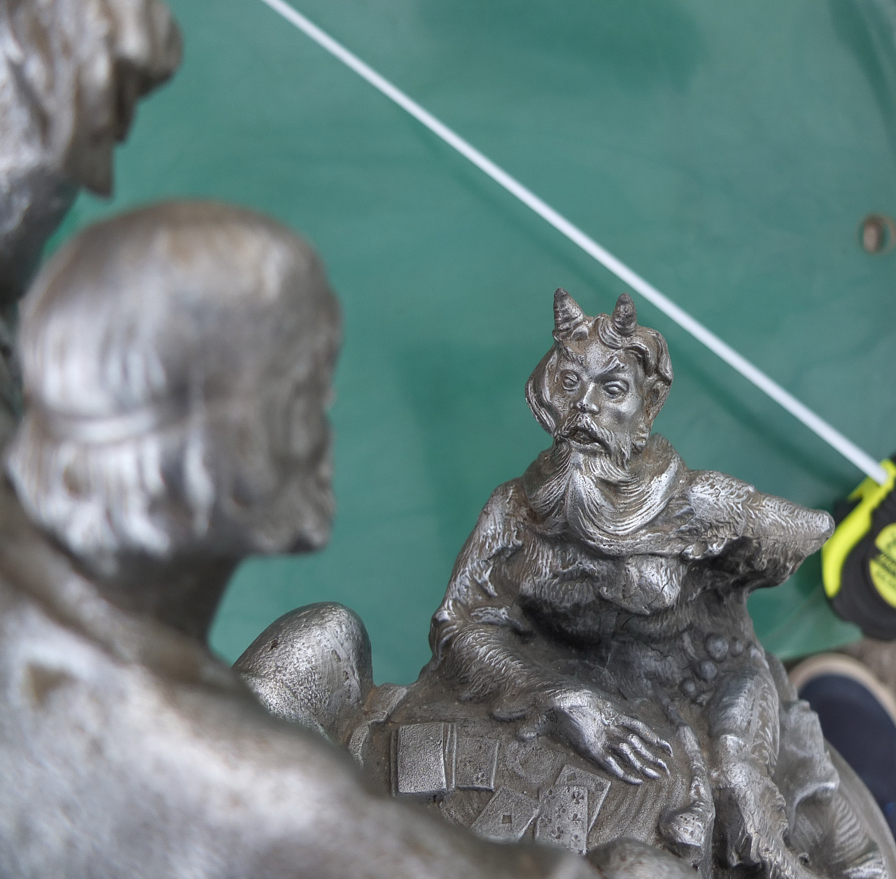 силуминовая статуэтка Балда играет с чёртом в карты, Ленинград, СССР фото 3