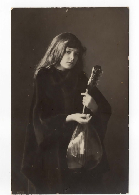 Девочка с домброй Москва 1908 г.