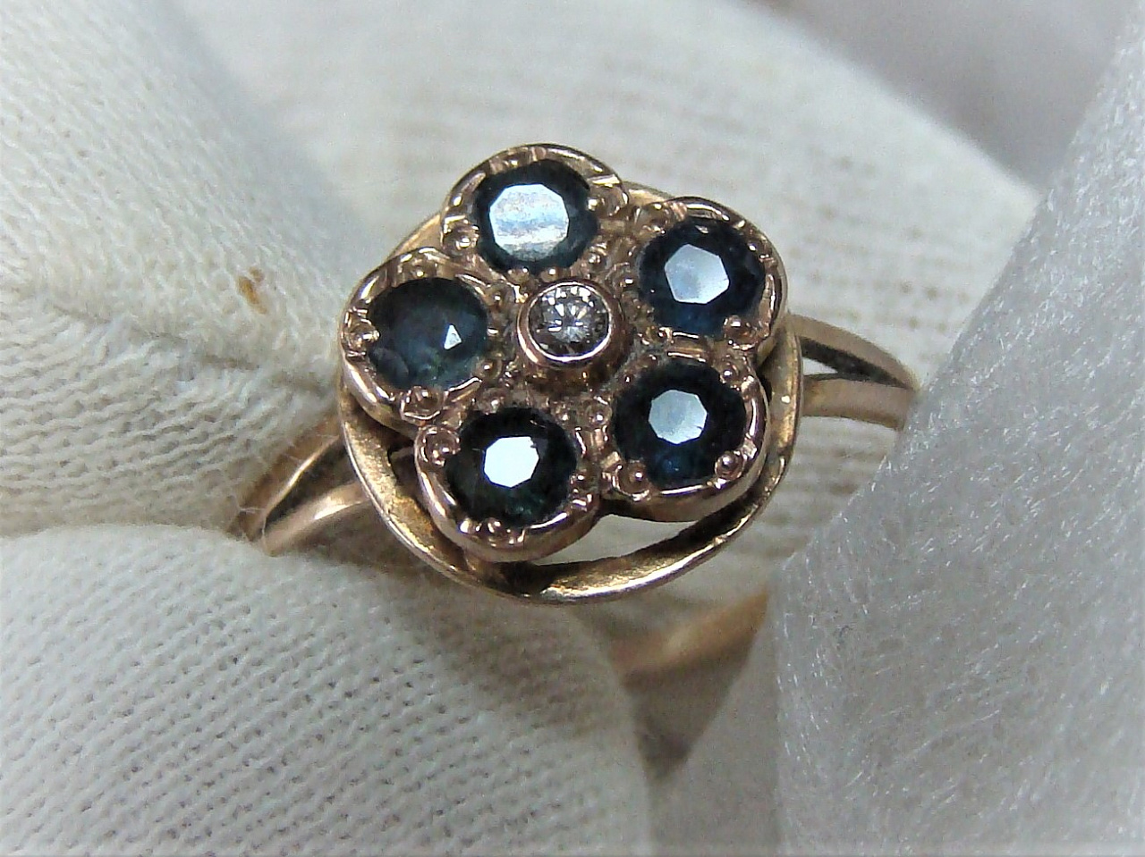 Золотое кольцо с бриллиантом и сапфирами   фото 3