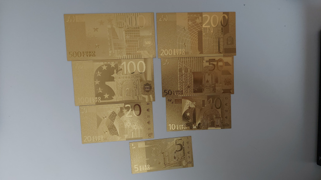 Коллекционные сувенирные золотые банкноты 