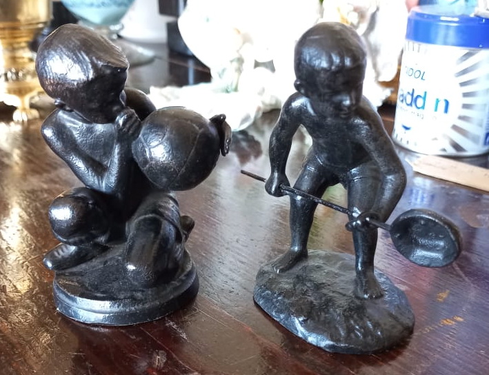 чугунные статуэтки Мальчик и мячом и мальчик с сачком, Касли