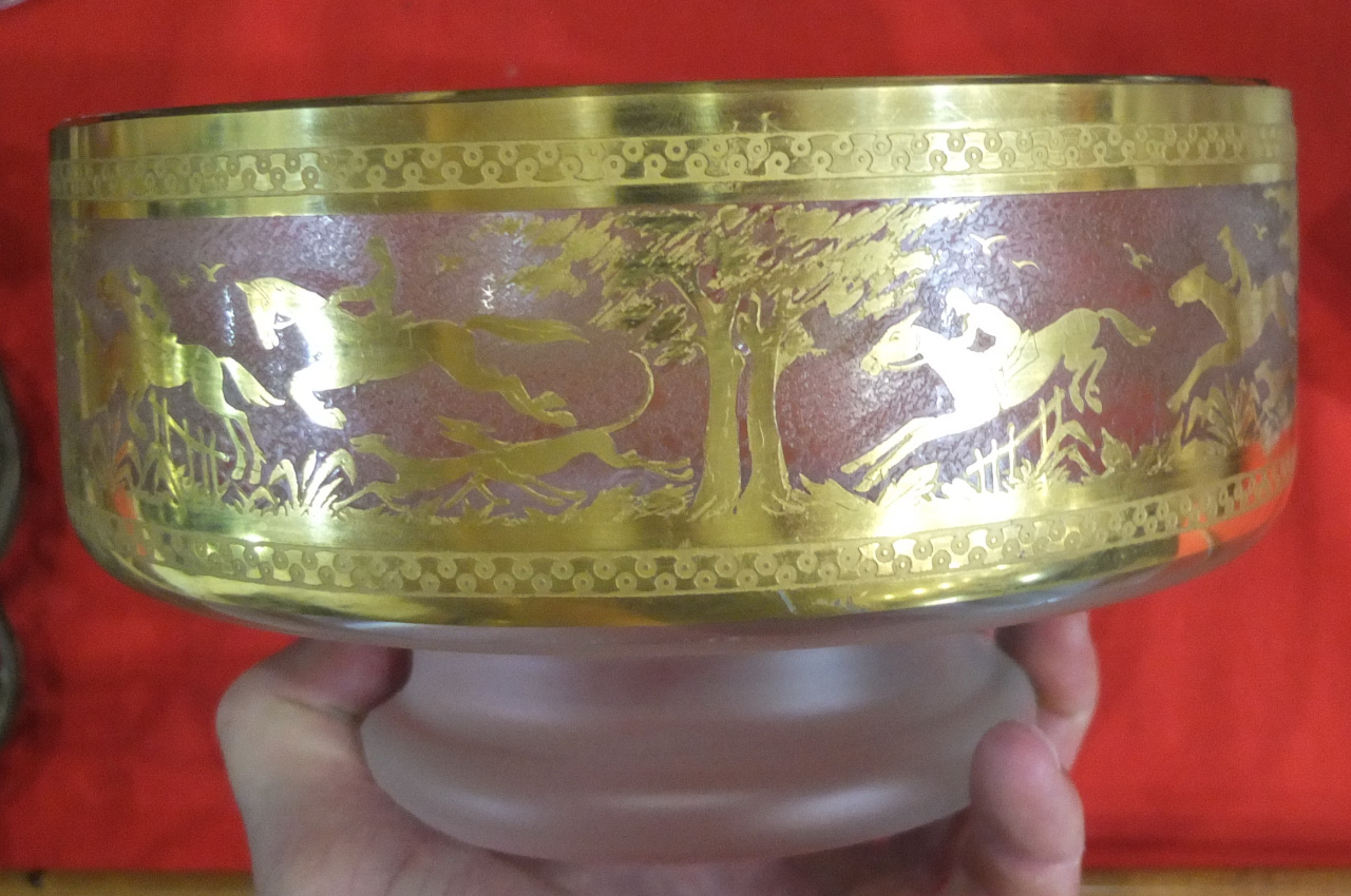 конфетница Всадники, цветное стекло, роспись золотом