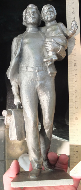 силуминовая статуэтка Учёный с девочкой на руках, авторская, 1981 год