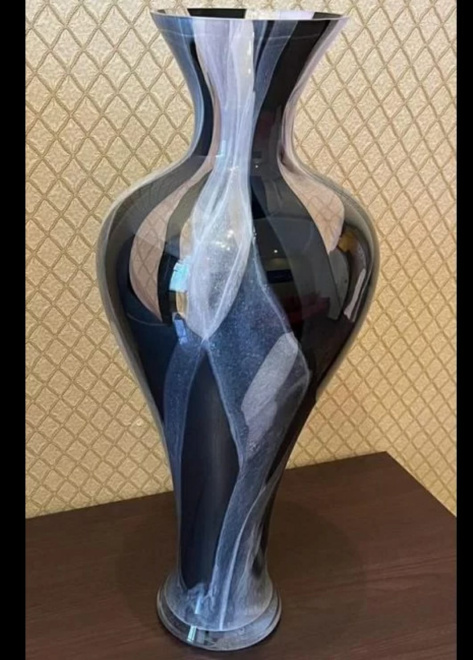 Огромная стеклянная ваза