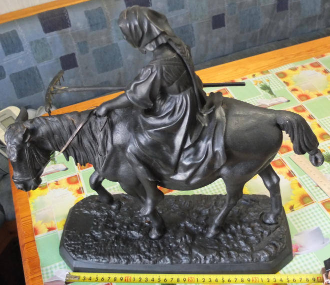чугунная скульптура Крестьянка с граблями на лошади, Касли Урал