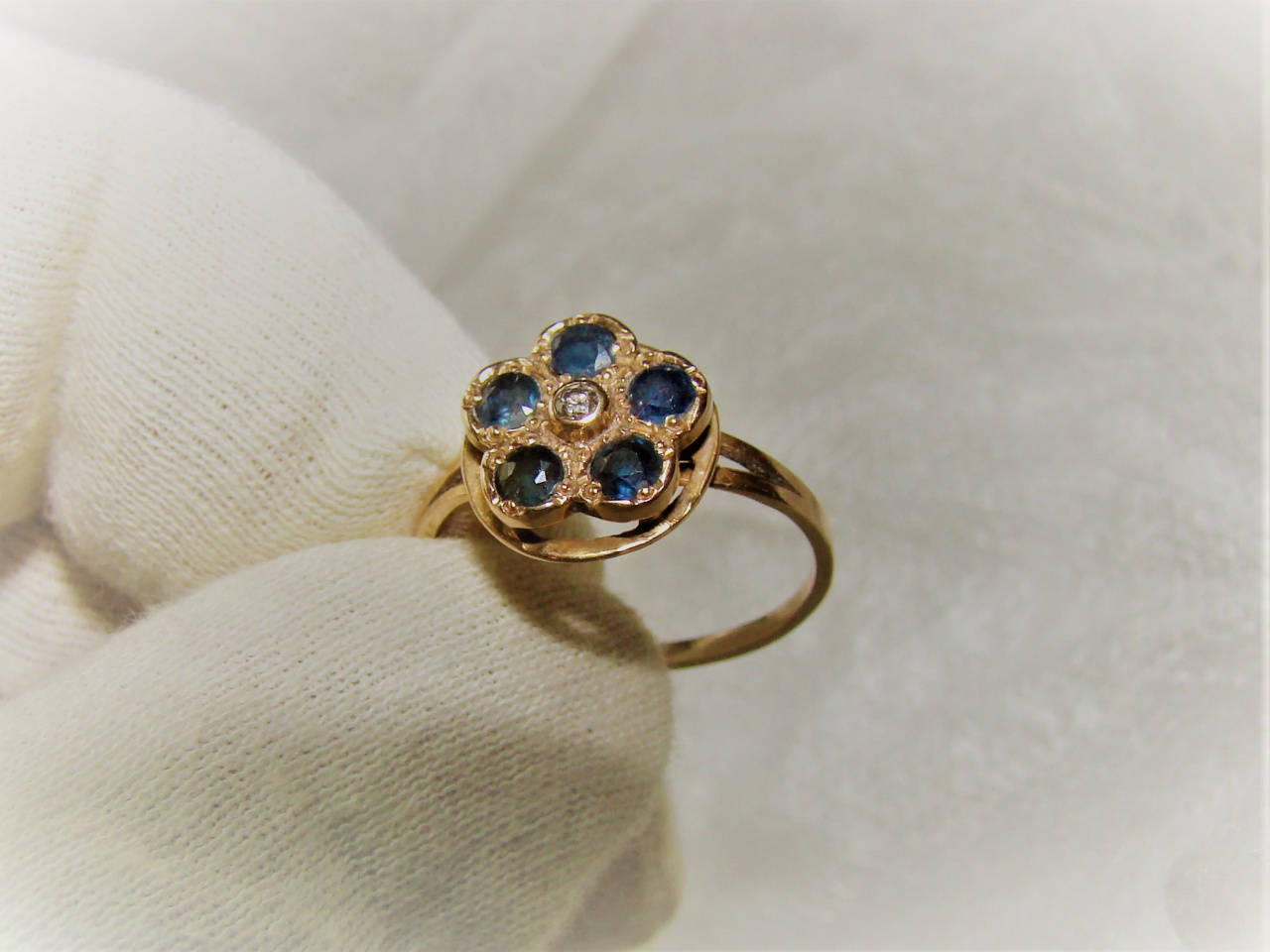 Золотое кольцо с бриллиантом и сапфирами  