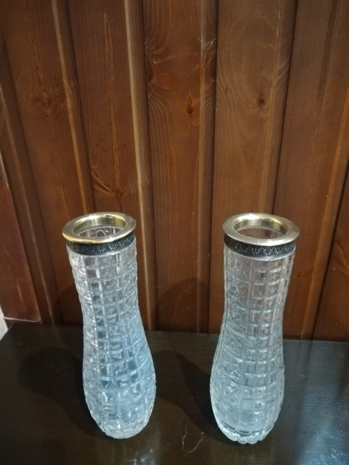 Две хрустальные вазы(парные) в серебряной оплетке. 