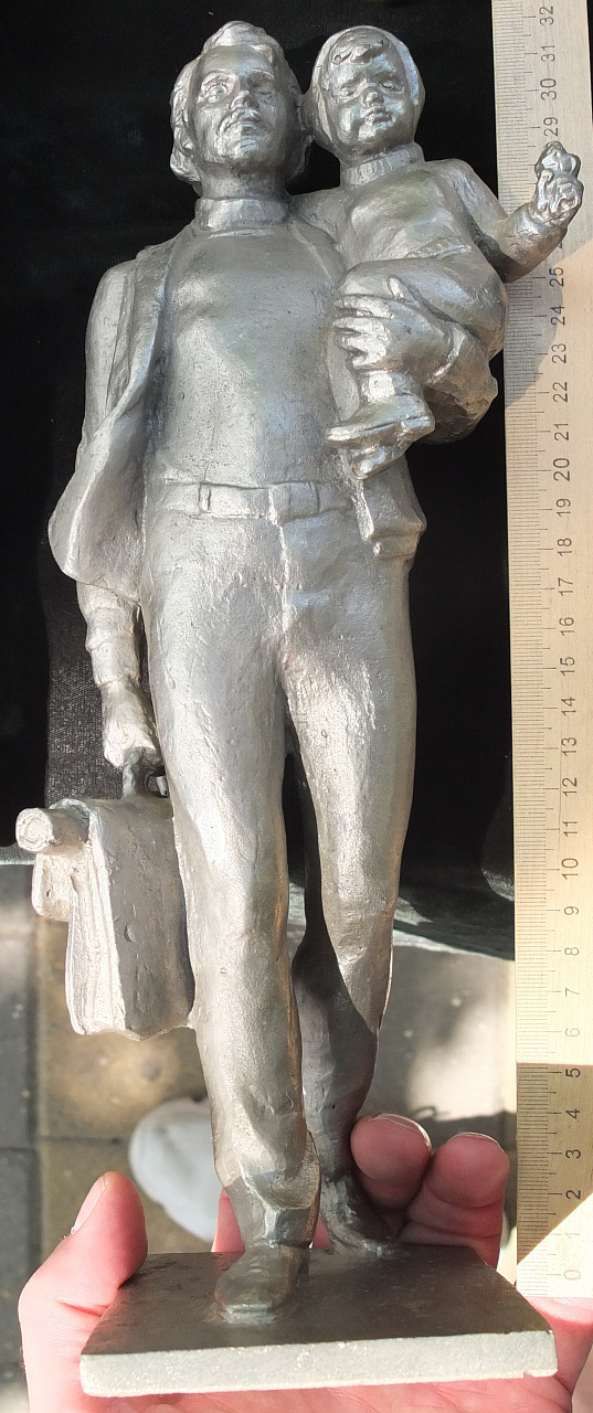 силуминовая статуэтка Учёный с девочкой на руках, авторская, 1981 год фото 2