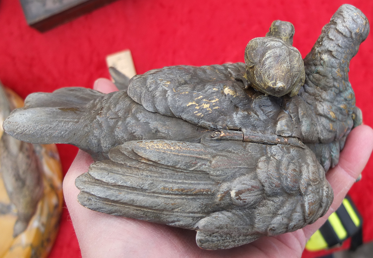 бронзовая статуэтка Голубь с птенцами, старинная фото 3
