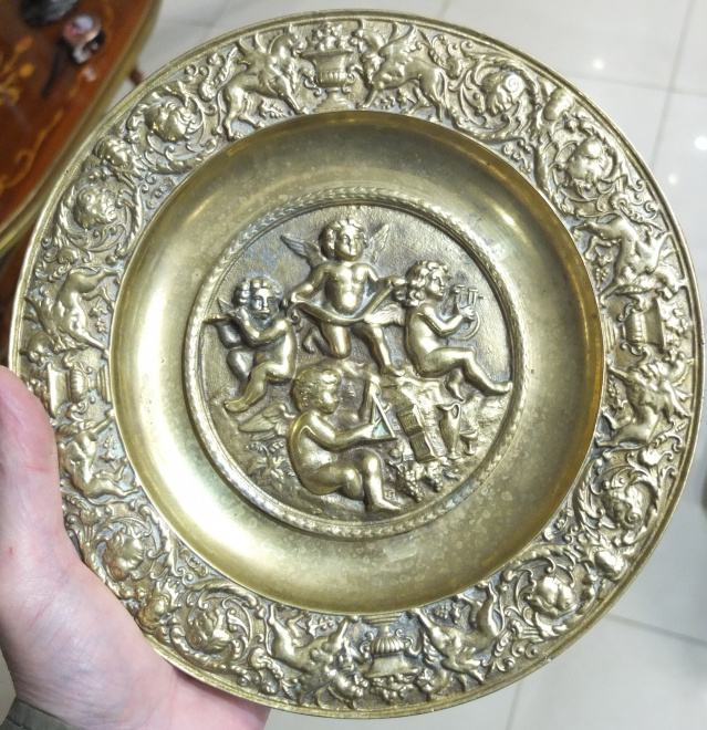 бронзовая настенная тарелка с ангелочками, тяжёлая,старая