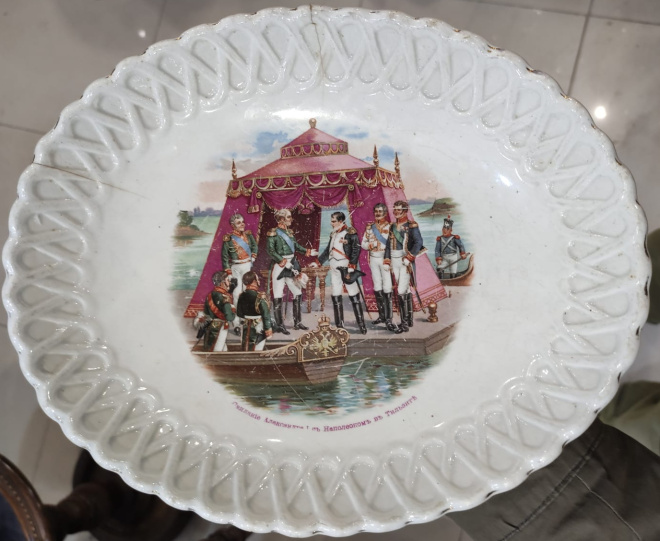 фарфоровое блюдо Свидание Александра 1 с Наполеоном в Тильзите, фарфор Кузнецова, царская 