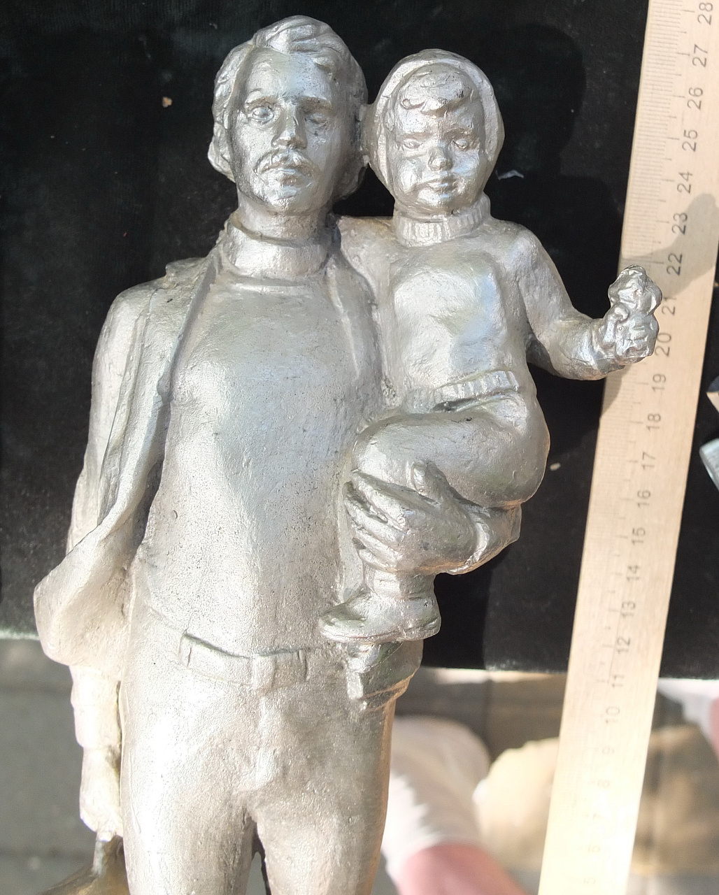 силуминовая статуэтка Учёный с девочкой на руках, авторская, 1981 год фото 6