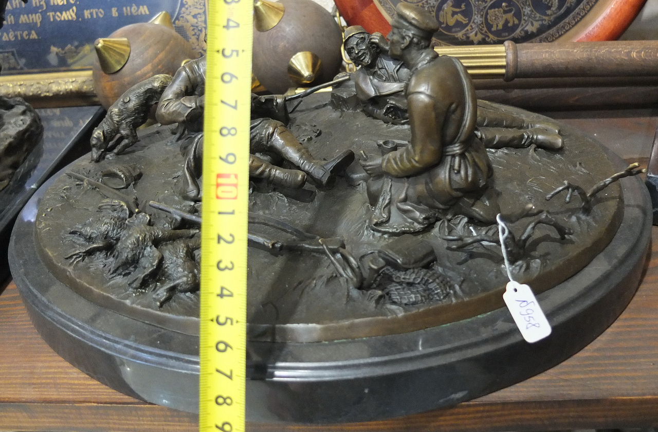 бронзовая скульптура Охотники на привале, современная бронза фото 2